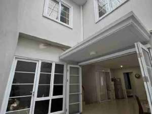 JUAL CEPAT BU Menaggio Village Rumah 2 Lantai Full Renovasi SHM 3,4 M Nepis lokasi di Tangerang Kota, tersedia melalui melalui situs Olx