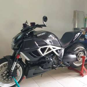 Jual bekas Jual Cepat Ducati Diavel 2013 Black Frame White Rare Istimewa Terawat,lokasi di Surabaya Kota