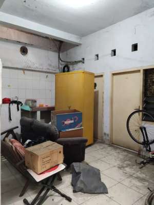 Jual Cepat Rumah Tua SHM 169 m2 10x17 , Tomang Jakarta Barat lokasi di Jakarta Barat, tersedia melalui melalui situs Olx