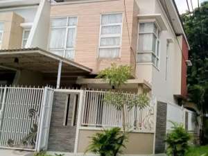 JUAL RUGI RUMAH MANYAR INDAH RESIDENCE SIAP HUNIFULL FURNISHED 2 LANTAI lokasi di Surabaya Kota, tersedia melalui melalui situs Olx