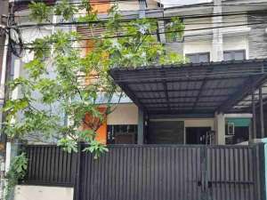 jual rumah di jambangan Ketintang Surabaya lokasi di Surabaya Kota, tersedia melalui melalui situs Olx