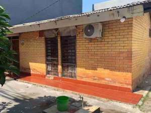 Jual Rumah Hitung Tanahnya Saja lokasi di Jakarta Timur, tersedia melalui melalui situs Olx