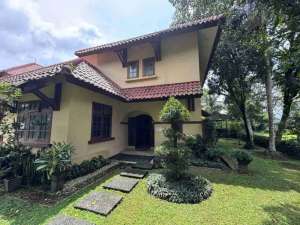 Jual rumah rasa villa.rumah asri amam dan nyaman di Rancamaya Golf Estate. lokasi di Bogor Kota, tersedia melalui melalui situs Olx