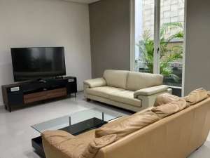 JUAL SEWA RUMAH RAFFLES CITRALAND 4KT FURNISH DEKAT GWALK CIPUTRA lokasi di Surabaya Kota, tersedia melalui melalui situs Olx