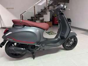 Jual bekas Jual Vespa Sprint S 2023 warna langka abu-abu km 1 perak seperti baru,lokasi di Bekasi Kota