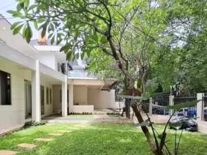 Kebayoran Baru Rumah Hook Hadap Timur lokasi di Jakarta Selatan, tersedia melalui melalui situs Olx