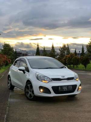 Jual bekas Kia Rio Se 2013 Mt low km antik mulus manual no minus putih,lokasi di Cimahi Kota