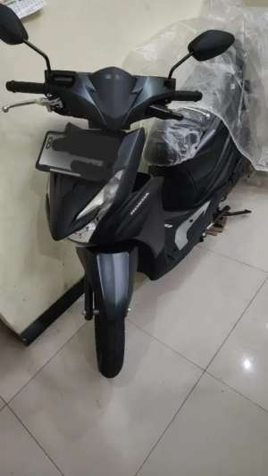 Jual bekas Km 100 Beat deluxe2025 tipe tertinggi istimewa pjk 12 2026 bkn vario,lokasi di Jakarta Barat
