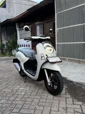 Jual bekas KM 111 Honda New Scoopy Prestige Keyless Putih Tahun 2025 PJK 04 2026,lokasi di Jakarta Barat