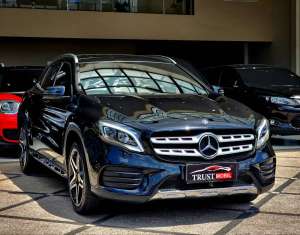 Jual bekas KM 30 RB ANTIK MERCEDES BENZ GLA 200 AMG LINE PANORAMIC SUNROOF 2019,lokasi di Surabaya Kota