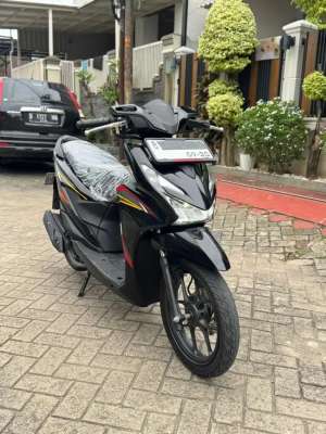 Jual bekas KM 300 Perak Honda Beat CBS 2025 bln 9-2026 Alaram New Model,lokasi di Jakarta Barat