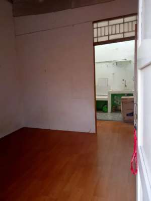 KONTRAKAN 2PETAK DILANTAI DUA PARKIRAN MOTOR DI GARASI BAWAHKLENDER lokasi di Jakarta Timur, tersedia melalui melalui situs Olx