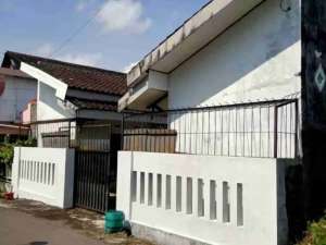 Kost Luas Murah Sekali Kadipiro Dekat Akper Patria Husada lokasi di Surakarta Kota, tersedia melalui melalui situs Olx