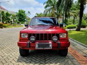 Jual bekas LOW KM 94Jeep Cherokee XJ 4.0L AT,lokasi di Surabaya Kota