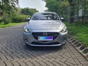Jual bekas Mazda 2 R Skyactiv 1.5 Matic AT 2017 PMK 2018 Silver Istimewa,lokasi di Surabaya Kota