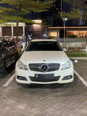 Jual bekas Mercedes Benz C200 W204 2012 putih white,lokasi di Jakarta Selatan