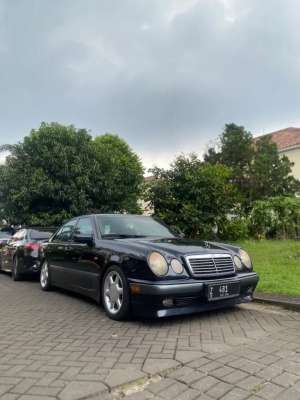 Jual bekas Mercedes-Benz E230 1997 Bensin,lokasi di Depok Kota