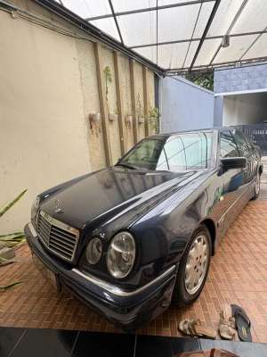 Jual bekas Mercedes-Benz E320 1997 Bensin,lokasi di Jakarta Timur