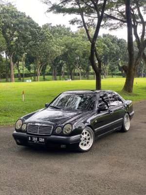 Jual bekas Mercedes Benz Mercy E320 W210 E320 Matic Automatic 1997 Hitam,lokasi di Tangerang Kota
