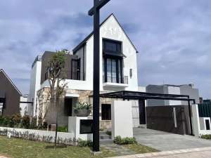 MEWAH Furnished 3 Lantai Pool dan Lounge Pribadi Dian Istana Graha Famili Family lokasi di Surabaya Kota, tersedia melalui melalui situs Olx