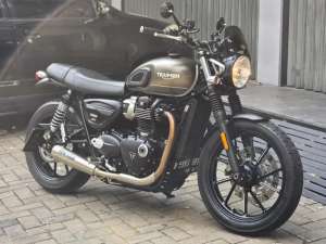 Jual bekas Moge Naked Triumph Street Twin 900 th 2022 pmk Km 2rban Like New Modif,lokasi di Bekasi Kota
