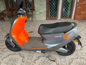 Jual bekas Motor Listrik Yadea G6 Abu Orange,lokasi di Bekasi Kota
