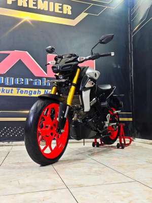 Jual bekas MT15 Reg.2021 km.14rb nakedperfom terbaik.Anugerah motor rungkut,lokasi di Surabaya Kota