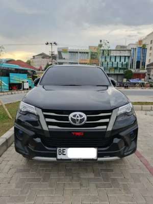 Jual bekas New Fortuner VRZ TRD Sportivo Matic AT Diesel Solar 2016 All 2.4 GR S,lokasi di Lampung Utara Kab.