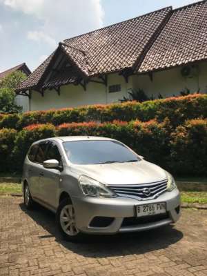 Jual bekas New Model Facelift Bs Credit Syariah Grand Livina SV CVT Matic 2013,lokasi di Depok Kota