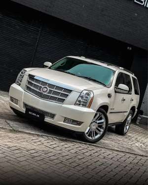 Jual bekas NIK 2011 Cadillac Escalade Platinum White Diamond Pearl Color,lokasi di Jakarta Utara