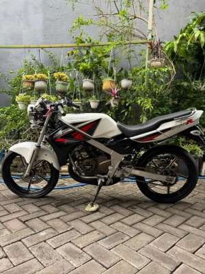 Jual bekas Ninja R Putih 2013,lokasi di Surabaya Kota
