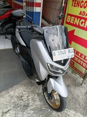 Jual bekas NMAX CONNECTED ABS SILVER TH 2023,lokasi di Jakarta Selatan