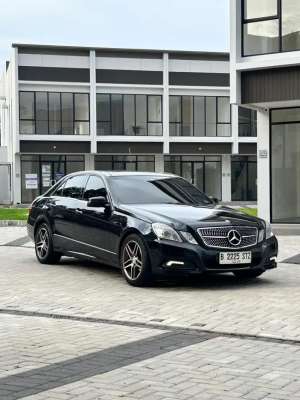 Jual bekas Pijit di mobil Bisa Panoramic Sunroof E300 Avantgarde 2010 AT Hitam,lokasi di Jakarta Selatan