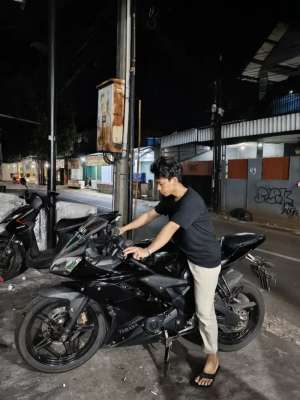 Jual bekas R15 v2 hitam legam,lokasi di Jakarta Timur