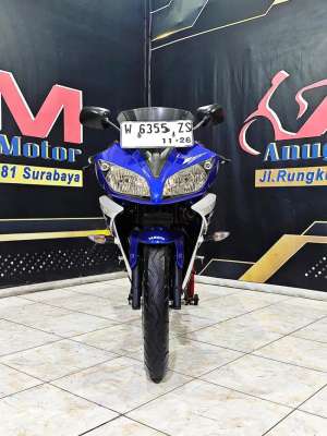 Jual bekas R15 V2 racing blue km.10rb asli motor simpanan.Anugerah motor rungkut,lokasi di Surabaya Kota