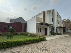Rumah 2 Lantai 3KT di The Promenade, Harga 1 Miliar-an yang Banyak Dicari lokasi di Bekasi Kab., tersedia melalui melalui situs Olx