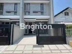 Rumah 2 Lantai Baru Gress Klampis Semolo Timur Surabaya lokasi di Surabaya Kota, tersedia melalui melalui situs Olx