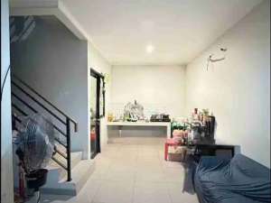 Rumah 2 lantai dalam cluster dekat kolam renang di summarecon bekasi lokasi di Bekasi Kota, tersedia melalui melalui situs Olx