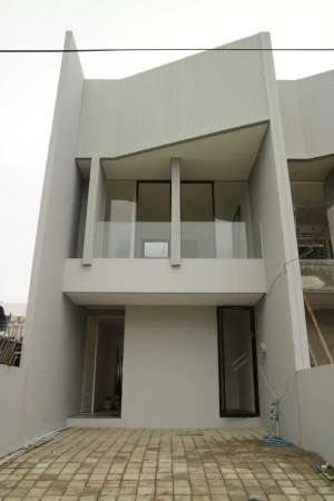 Rumah 2 Lantai New Gres lokasi di Dian Istana, Wiyung lokasi di Surabaya Kota, tersedia melalui melalui situs Olx