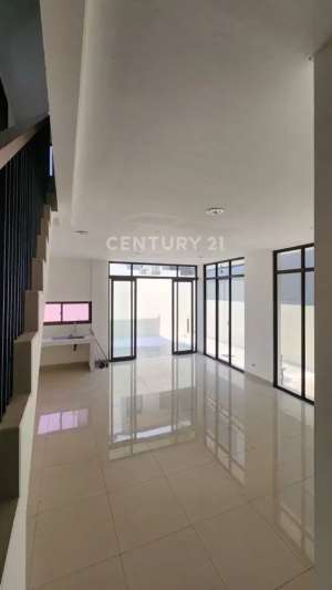 Rumah 2 Lantai Semi Furnished Di Cluster Mahakam JGC Jaktim R2147 lokasi di Bekasi Kota, tersedia melalui melalui situs Olx