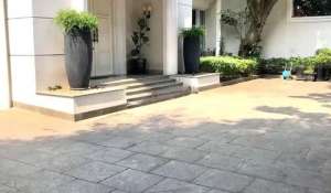 Rumah 2Lt Dengan Private Pool di Cimahi Menteng, Dekat MRT dan Plaza Indonesia lokasi di Jakarta Pusat, tersedia melalui melalui situs Olx