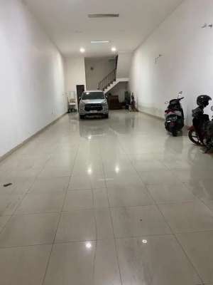 RUMAH 3 LANTAI COCOK UNTUK TINGGAL DAN USAHA lokasi di Jakarta Barat, tersedia melalui melalui situs Olx