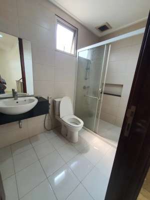 RUMAH 3 LANTAI GOLF ISLAND, 4 KAMAR TERMURAH, SEMI FURNISH 100 JTTHN lokasi di Jakarta Utara, tersedia melalui melalui situs Olx