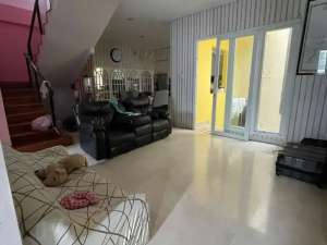 Rumah 3 Lantai Layar Permai PIK 8x15 Semi Furnish Full Marmer lokasi di Jakarta Utara, tersedia melalui melalui situs Olx