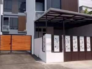 Rumah 3 Lantai Lokasi Strategis lokasi di Jakarta Pusat, tersedia melalui melalui situs Olx