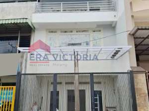 Rumah 3 Lantai Semi Furnished Dekat Pasar Besar Cocok untuk Usaha Blimbing, Malang, Jawa Timur lokasi di Malang Kota, tersedia melalui melalui situs Olx