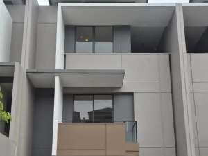 Rumah 3 Lantai Siap Huni di Kelimutu Asya, Jakarta Garden City, Cakung, Jakarta Timur lokasi di Jakarta Timur, tersedia melalui melalui situs Olx