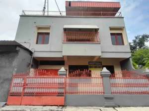 rumah 3lantai disewakan solodi jajar laweyan Surakarta lokasi di Surakarta Kota, tersedia melalui melalui situs Olx