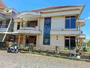 rumah 5 kamar. Perum Griya Nandan, Jogja lokasi di Sleman Kab., tersedia melalui melalui situs Olx