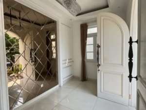 Rumah American Classic Taman Golf Modernland Tangerang lokasi di Tangerang Kota, tersedia melalui melalui situs Olx